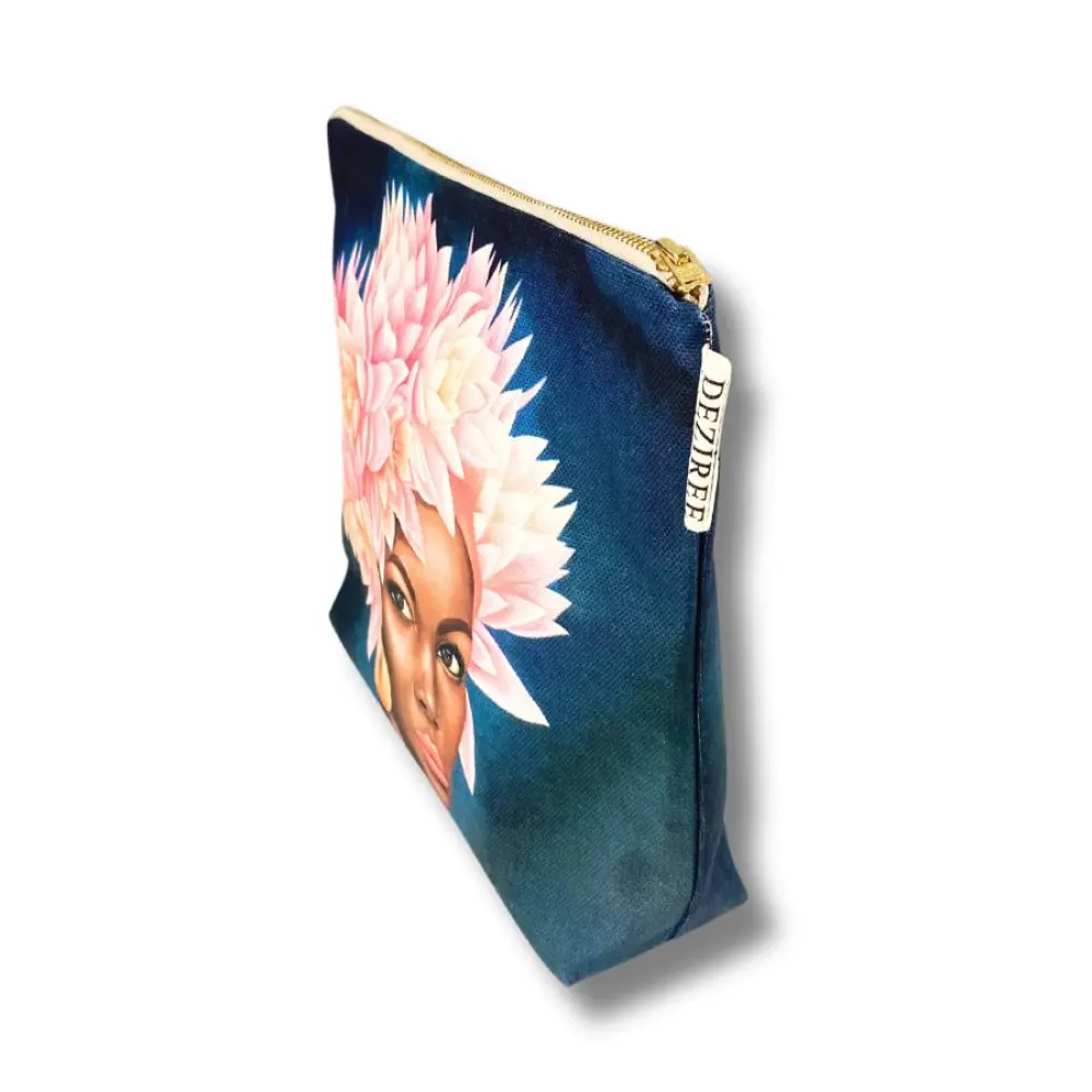 Mzansi-Trading-African-Woman-Collection-WATERLILY-Waschtasche-aus-Canvas-Whimsical-Collection-diagonale-Ansicht