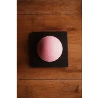 BOULE DE BAIN A L'UNITE DE 85 GRAMMES ROUGE PARFUM CHEVREFEUILLE BOULE DE BAIN A L'UNITE DE 85 GRAMMES ROUGE PARFUM CHEVREFEUILLE