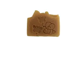 naturseife-bees-honey-cremige-beruhigende-reinigung-mit-robinienhonig-nur-aus-natuerlichen-zutaten-vegan-80-g_2-removebg-preview