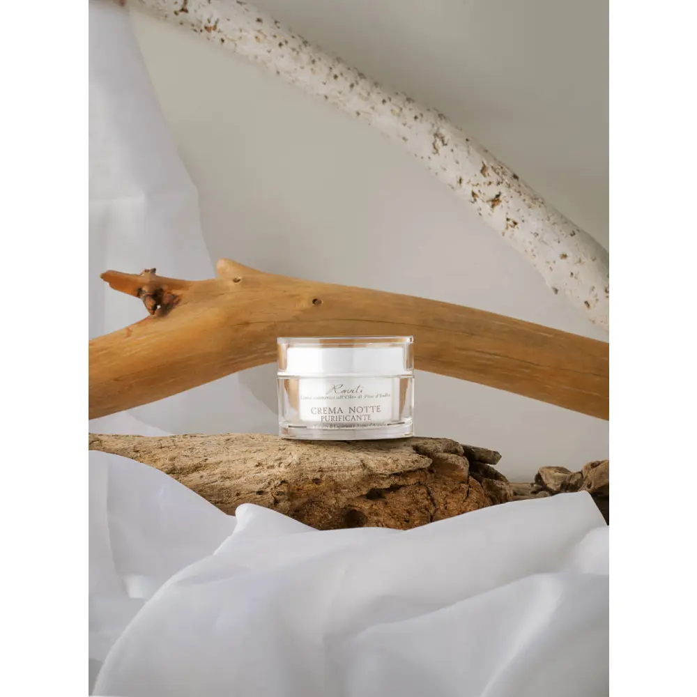 roviti-crema-notte-purificante-ambientata