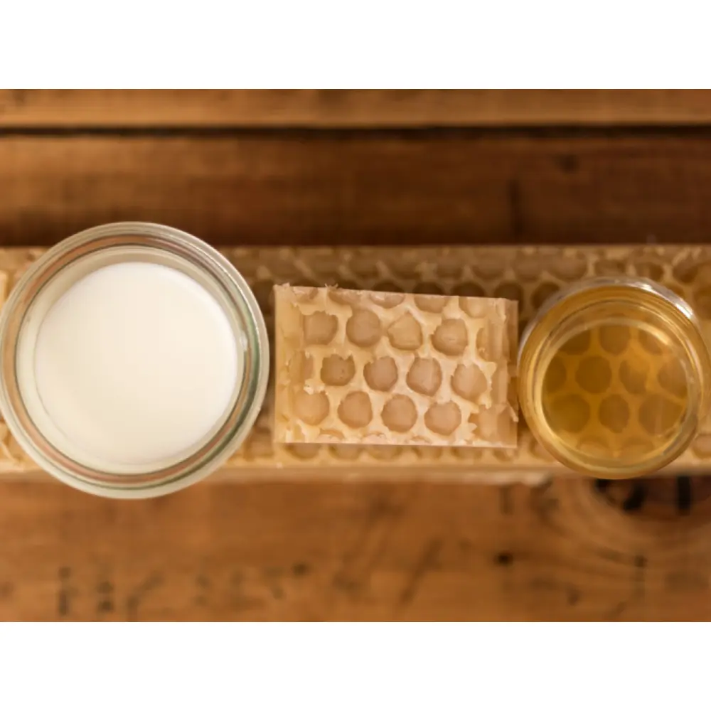 Sapone-naturale-al-latte-dasina-e-miele-1