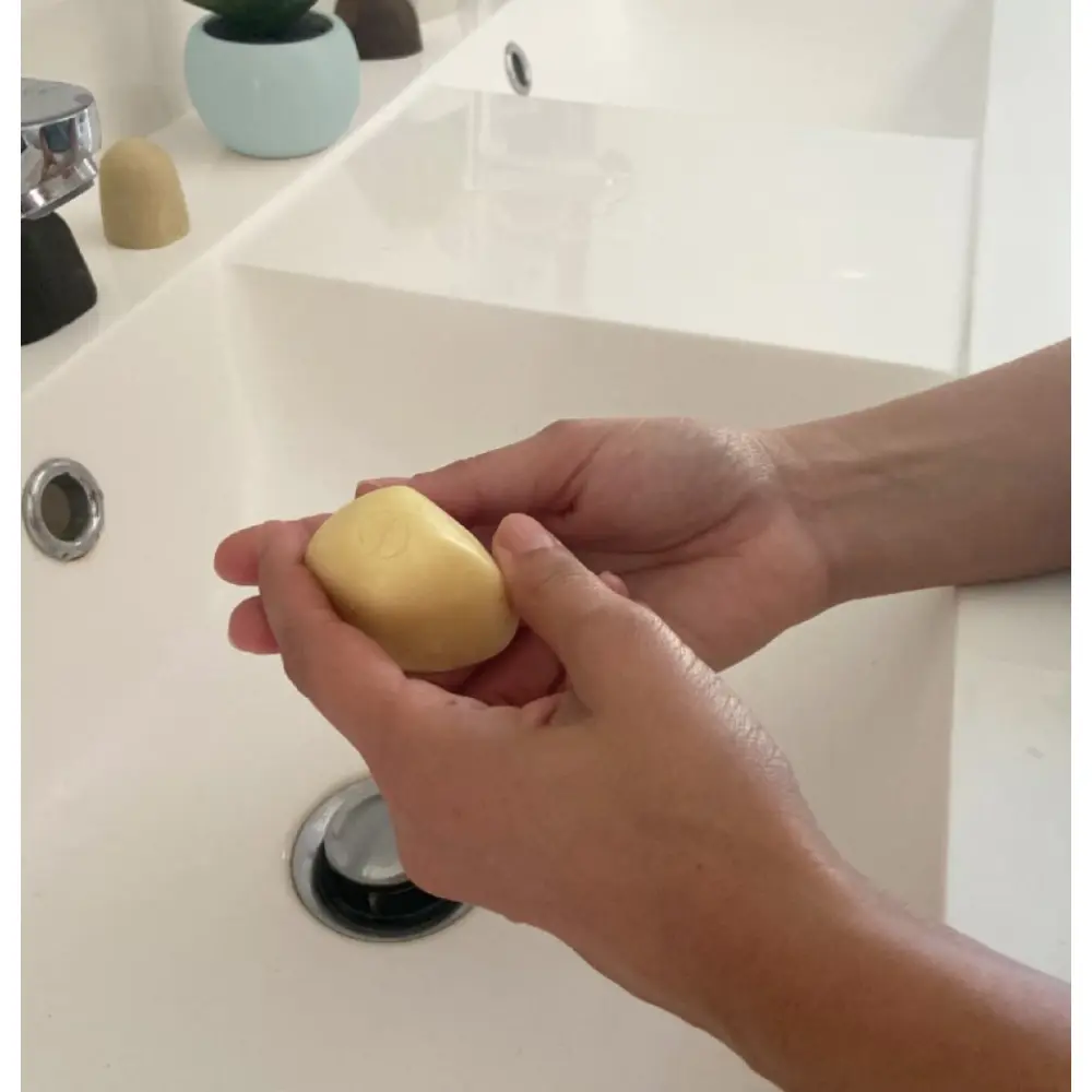 demaquillant-utilisation-femme-scaled