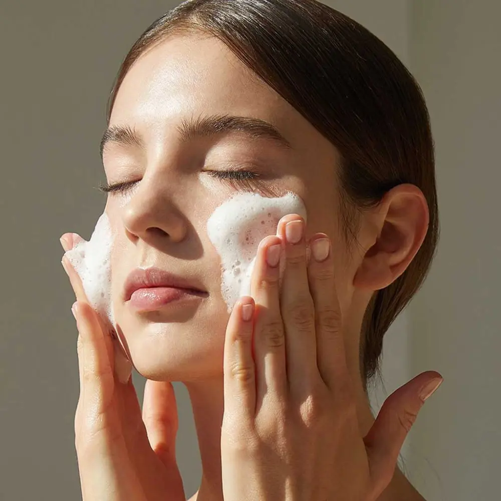 SKIN1004-Madagascar-Centella-Ampoule-Foam-face_5000x