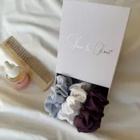 Trio de chouchous en satin biologique & équitable - Blanc, bleu & prune Trio de chouchous en satin biologique & équitable - Blanc, bleu & prune