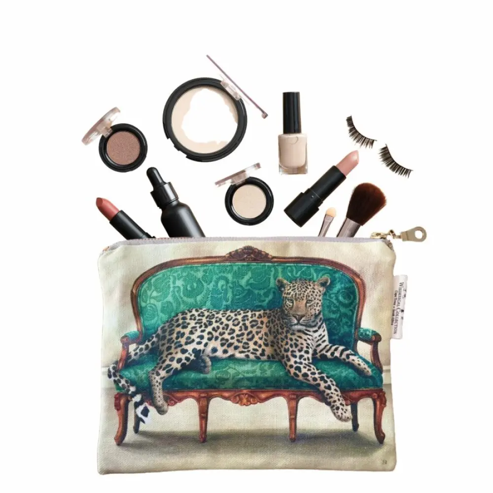 Trading-LEISURE-LEOPARD-Kosmetiktasche-aus-der-WHIMSICAL-COLLECTION-Wildlife-at-Leisure-Canvas-Bags-Lifestyle