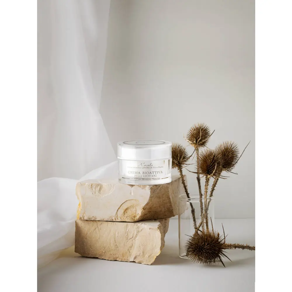 roviti-crema-bioattiva-pelli-giovani-ambientata