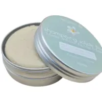 Festes Bio-Shampoo mit Monoi-, Shikakai-, Honig- & Seidenproteinen Festes Bio-Shampoo mit Monoi-, Shikakai-, Honig- & Seidenproteinen