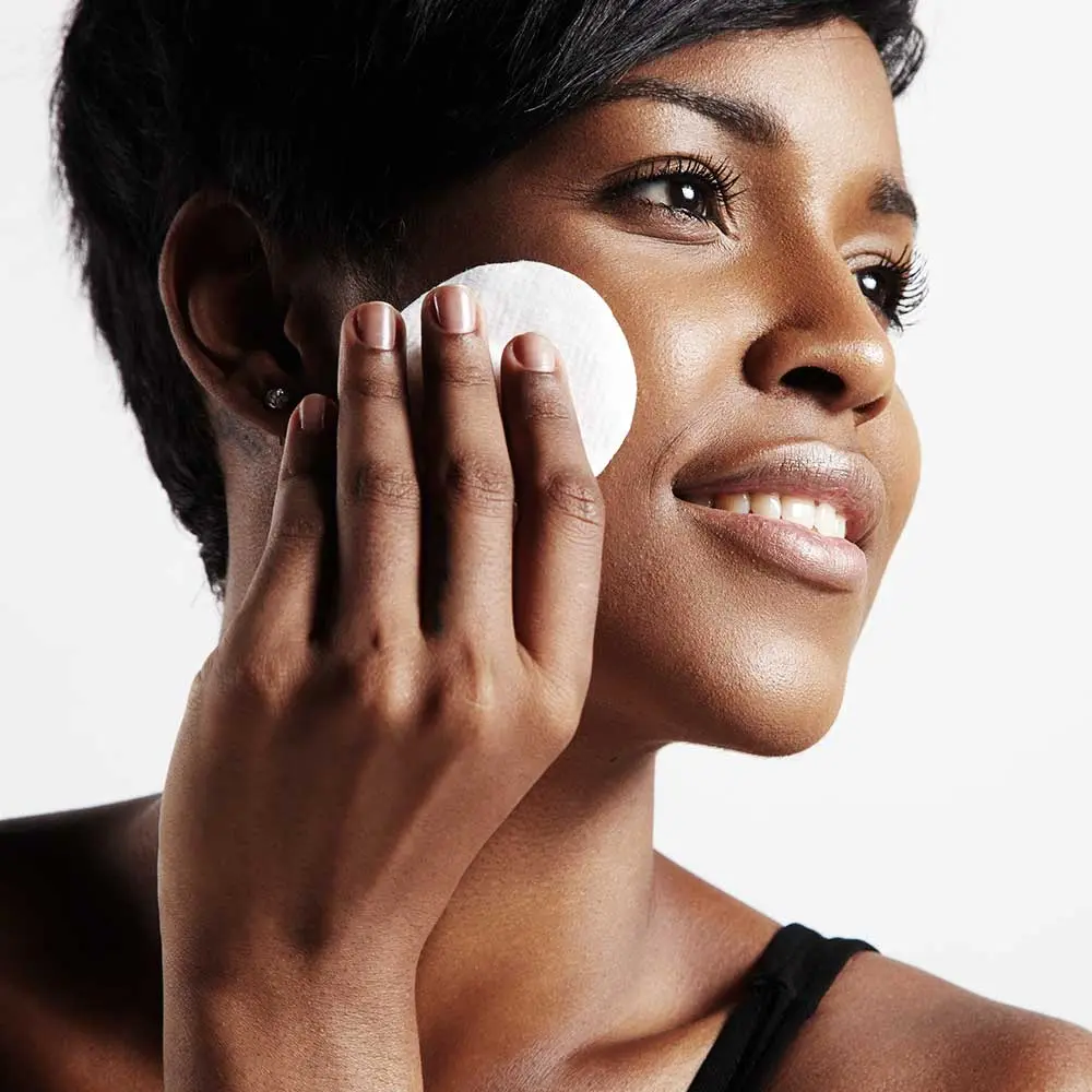 femme-eau-micellaire_d24c7b0f-6f72-4fef-96d4-3069fed71855_1024x1024@2x