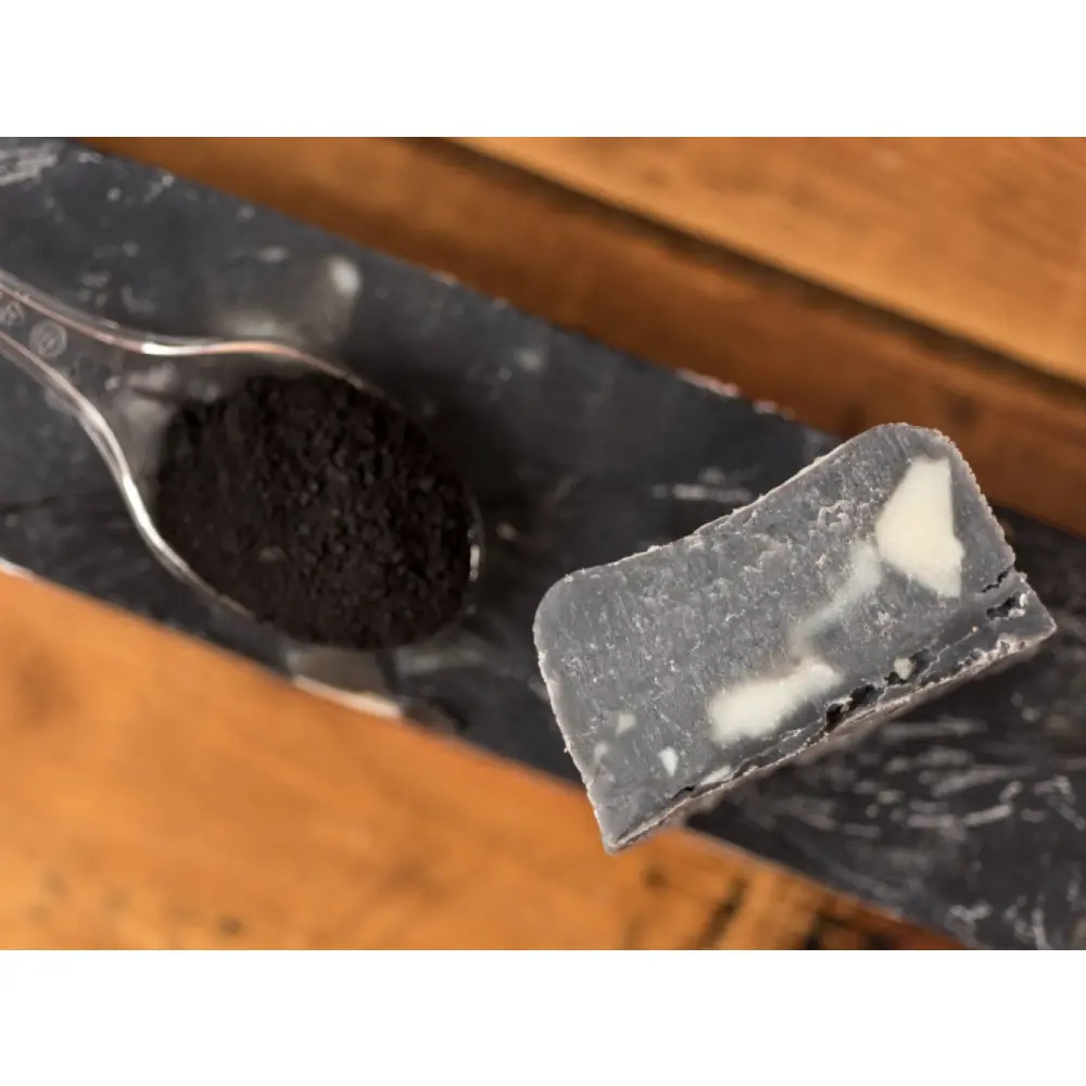 Sapone-naturale-al-carbone-vegetale-attivo-Gatto-Nero-1