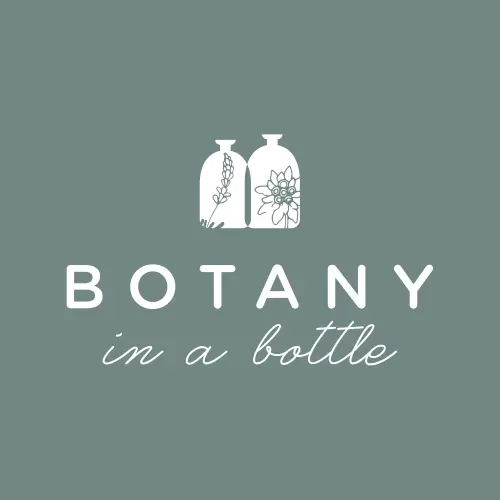 Image-de-profil-Logotype-Botanic-in-a-bottle-blanc-sur-fond-vert