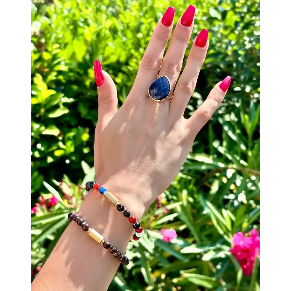 bracelet-caixa-agate-multi-en-pierres-naturelles-acier-inoxydable-sur-mannequin-boutique-bijoux-toulouse