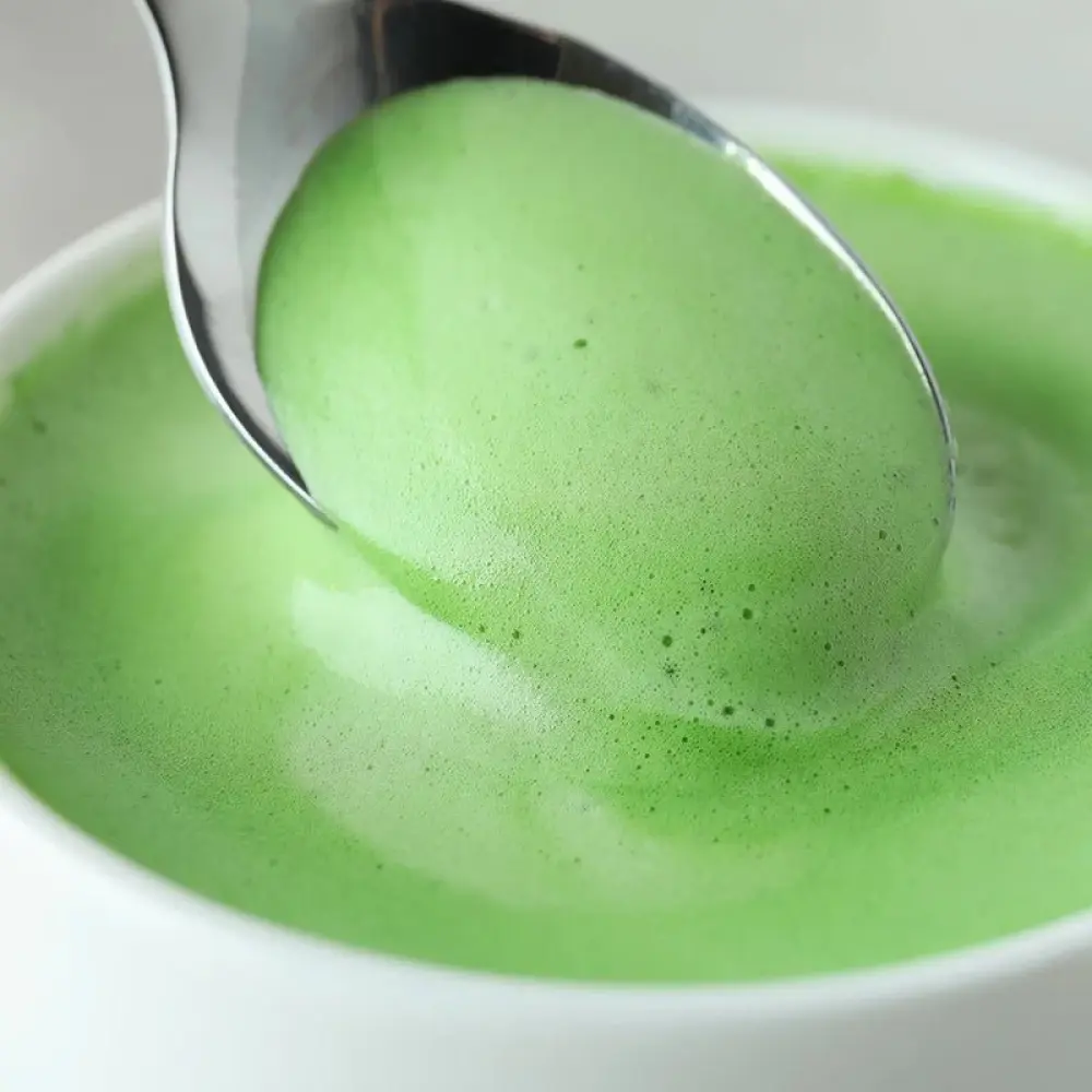 tasse-und-loeffel-mit-matcha-latte_90586bb4-bf81-41dc-9921-6c8cce0fba6b-593278_1024x1024