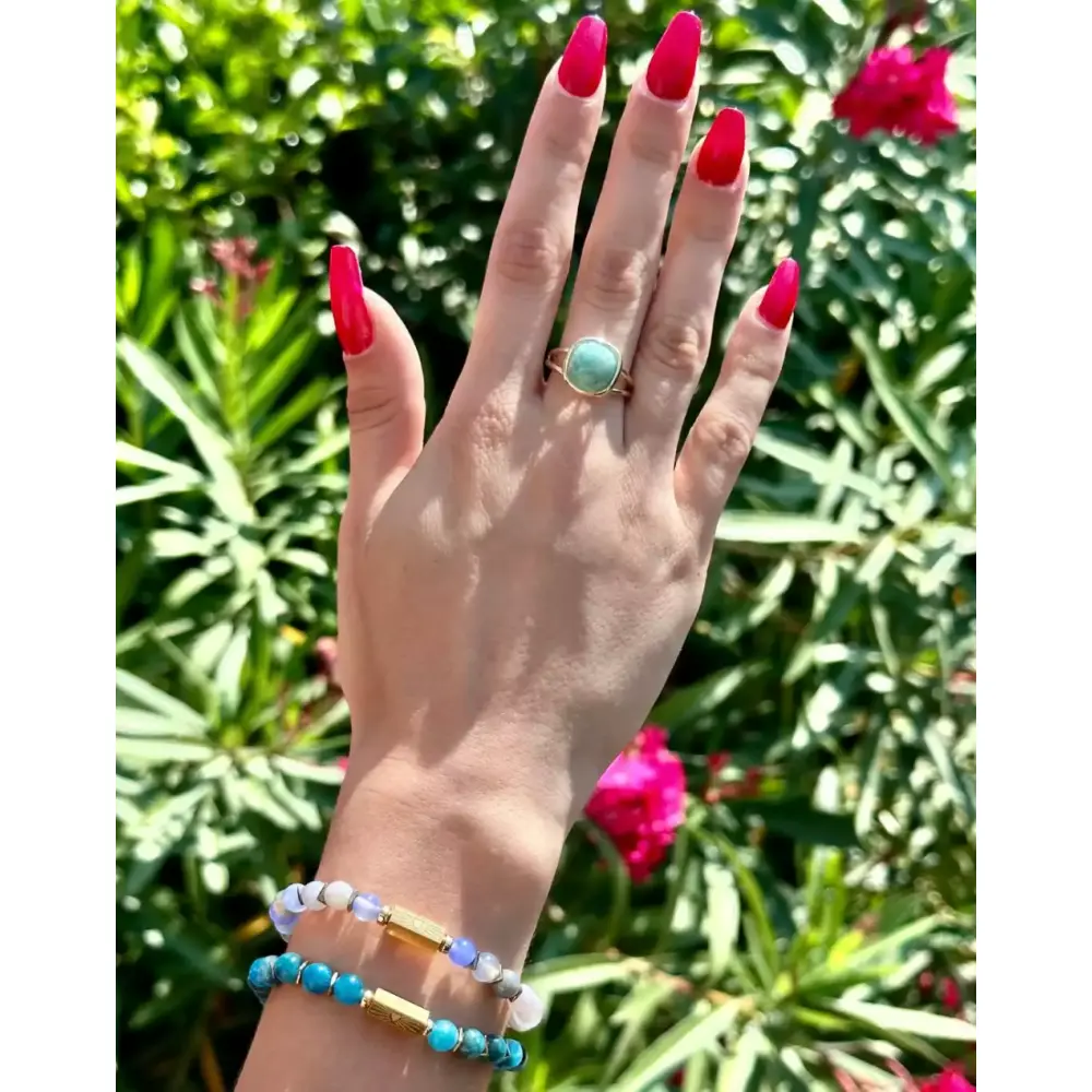 Bracelet-caixa-agate-claire-en-pierres-naturelles-acier-inoxyadable-sur-mannequin-boutique-bijoux-toulouse