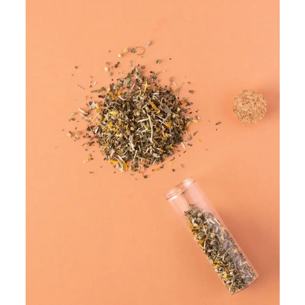 Zoom-melange-regles-douloureuses-plantes-biologiques-pres-des-reines