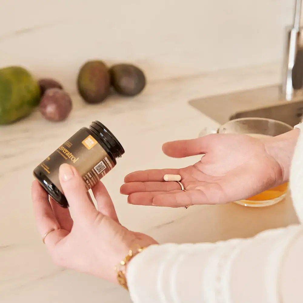 resveratrol-capsule-with-tea