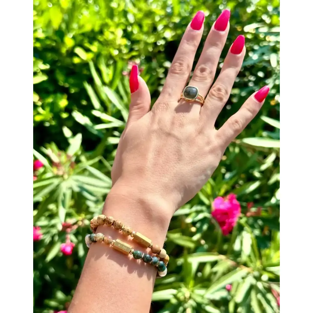 bracelet-caixa-jaspe-brun-en-pierres-naturelles-acier-inoxydable-sur-mannequin-boutique-bijoux-toulouse