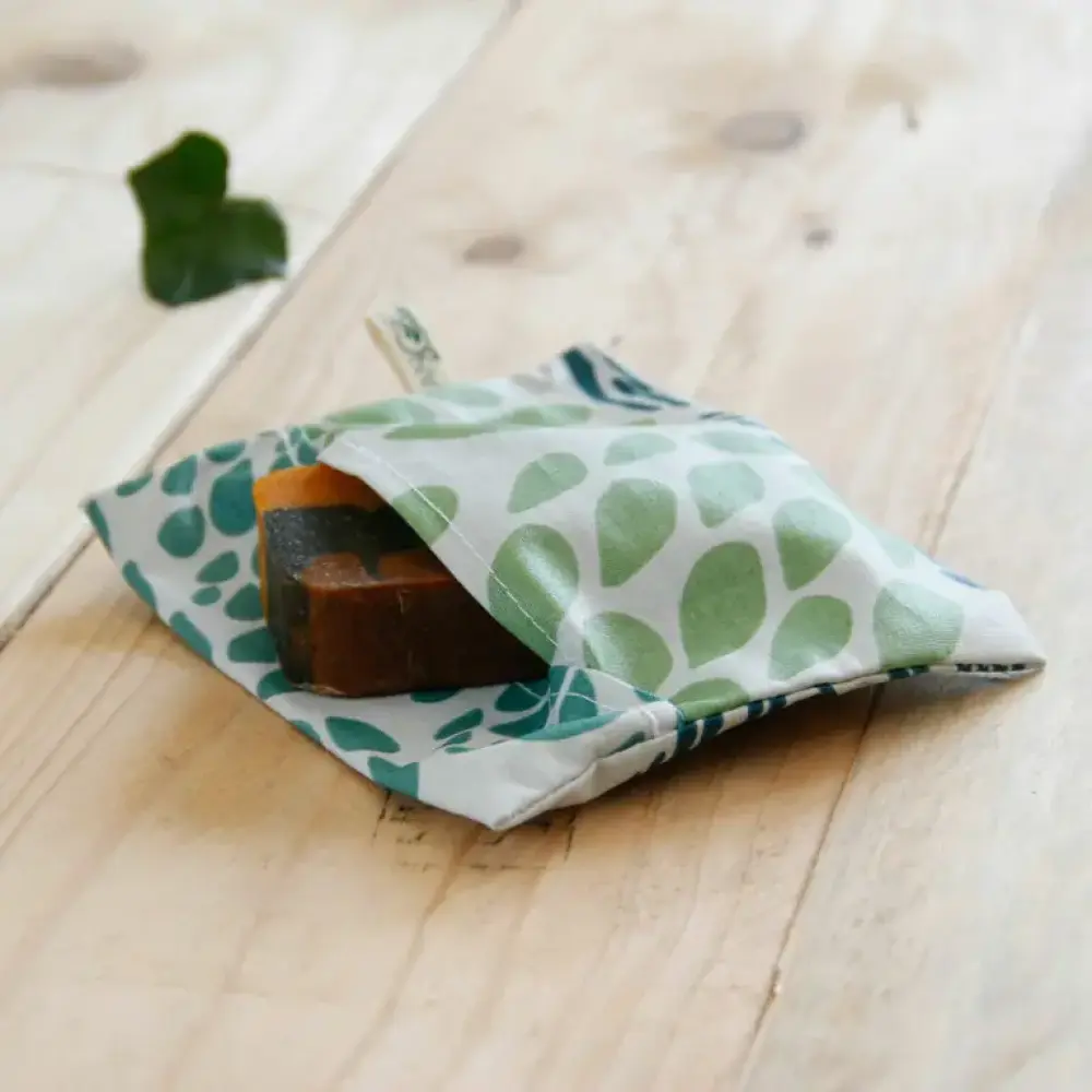 FP-Angie-Be-Green-pochette-a-savon-fond-bois-768x768.jpg