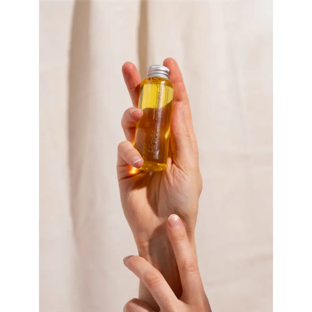 HOREE-HUILE-REPARATRICE-MAIN