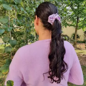 Chouchou en soie upcyclée haut de gamme - Vert émeraude - Blanc