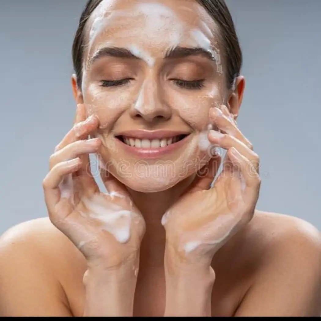 Women-Using-Natural-Makeup-Remover