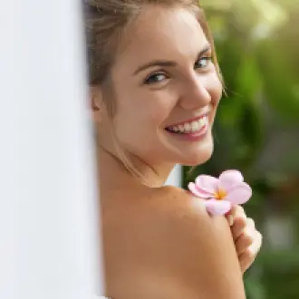 lachelnde-junge-frau-im-handtuch