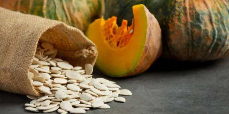 kurbiskerne-wurden-aus-dem-sack-auf-den-boden-gegossen